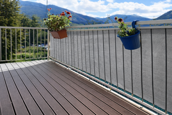 balkon-golgelik-filesi-95lik-gri-overloklu-kapak